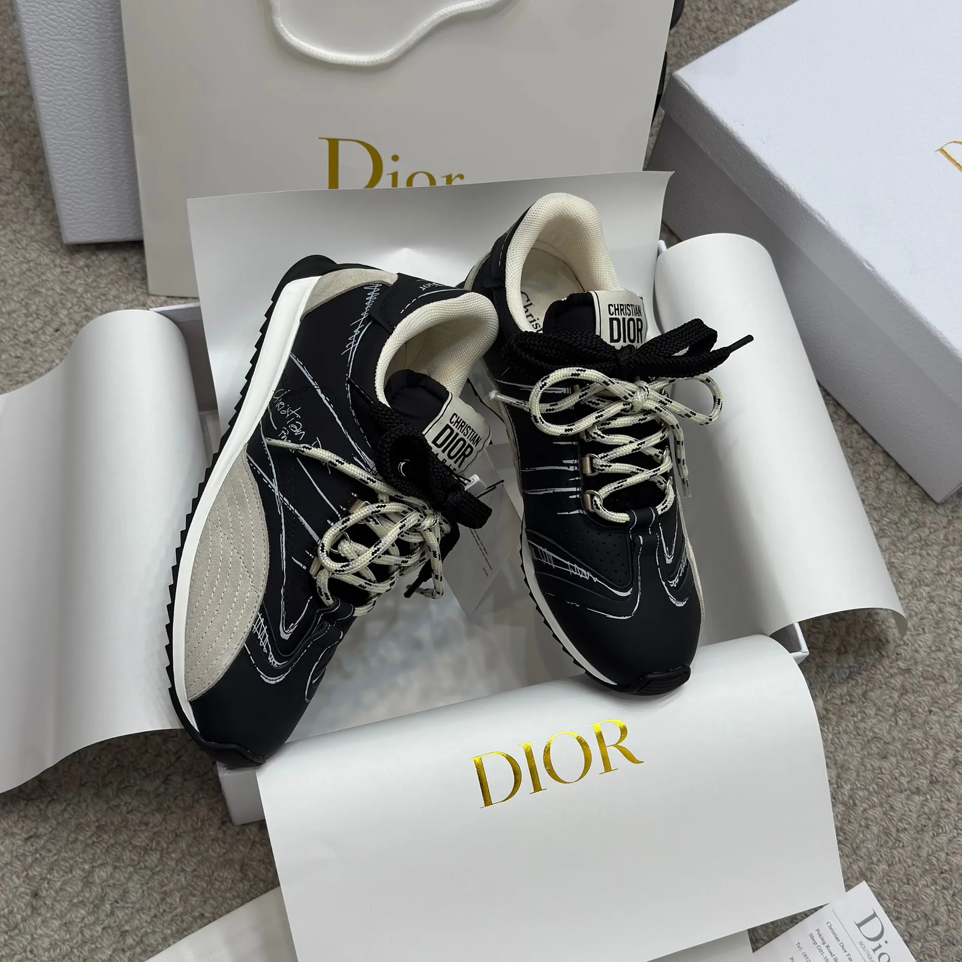 👟👟Ex-factory price 580👟👟 Original purchase and development 𝐂h𝐑𝐈𝐒𝐓𝐈𝐀𝐍 𝐃𝐈or This Dior Vibe Dior sneaker incorporates Dior's haute couture spirit and reinterprets the classic running shoes, moral training shoes. Forrest Gump shoes. Matched with Oblique Printed 3D printing technology reproduces the original fabric to create a contrasting modern style. The details are displayed with a 3D effect, and the iconic details of the logo decoration on the side and back are further embellished. It complements various casual or elegant items to create a modern look.  ✅The tongue is decorated with the Christian Dior PARIS Logo in 3 different colors and overlapping fabric lines. It is consistent with the original version. It is full of details. Welcome to compare and compare with the ordinary version on the market. ✅The original rubber TPU sole is decorated with the DIOR logo. The convex and concave rubber sole is decorated with the Christian Dior lucky star symbol. ✅Size: 35-40 (41 can be customized)